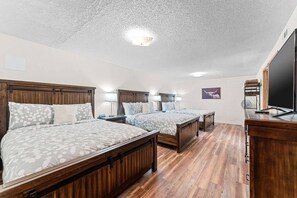 12 bedrooms, desk, iron/ironing board, free WiFi - Private Hot Tub, Pool, Fire Pit, Lake, Games!     Close to SDC, Shows, Shopping (Branson West)