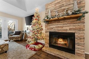 Interior - Private Hot Tub, Pool, Fire Pit, Lake, Games!     Close to SDC, Shows, Shopping (Branson West)