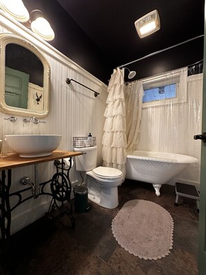 Shower, towels, soap, shampoo - Private, Perfect Paradise. Artists' touches w/ HOT TUB! (Marshall)