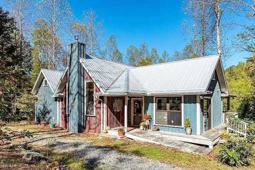 Private, Perfect Paradise.  Artists' touches w/ HOT TUB!
