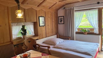 1 Schlafzimmer, Reisekinderbett, kostenloses WLAN, Bettwäsche