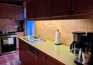 Fridge, oven, stovetop, dishwasher