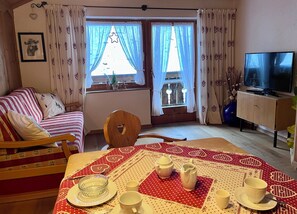 TV, books - Ferienwohnung mit Tollen Bergblick. Haustierfreundlich! (Grainau)