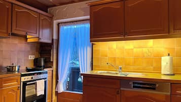 Een koelkast, een oven, een kookplaat, een vaatwasser