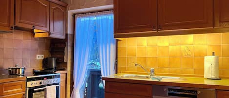 Kjøleskap, ovn, kokeplater og oppvaskmaskin