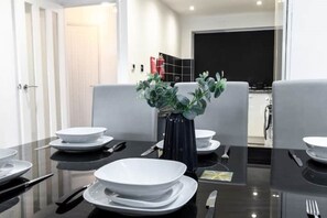 Dining - City Centre Spacious Apartment Sleeps 6 (BIRMINGHAM)