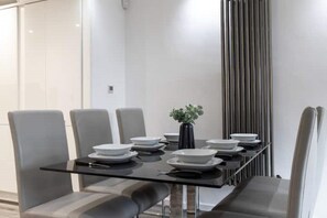 Dining - City Centre Spacious Apartment Sleeps 6 (BIRMINGHAM)