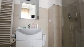 Ducha, secador de pelo, toallas y jabón