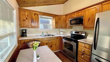 Refrigerador, placa de cocina, utensilios de cocina