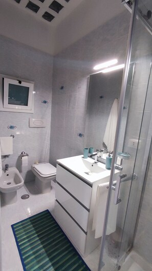 Dusj, hårføner, bidé og håndklær