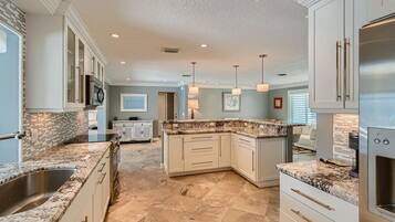 House, Multiple Beds (Bimini Breeze Vacation Home) | Private kitchen | Oven, toaster