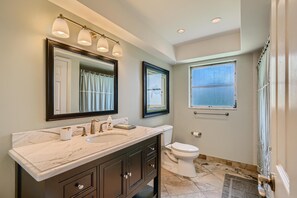 Maison, Plusieurs lits (Bimini Breeze Vacation Home) | Salle de bain