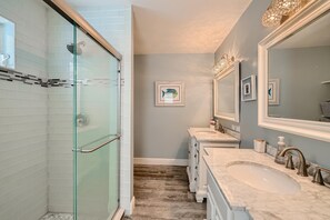 House, Multiple Beds (Bimini Breeze Vacation Home) | Bathroom