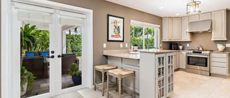 House, Multiple Beds (Southern Breeze) | Private kitchen