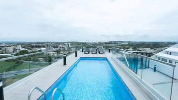 Alberca techada y alberca al aire libre