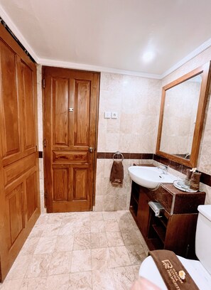 Bathroom - Suite Hotel Apartment Legian By JAdi (Legian)