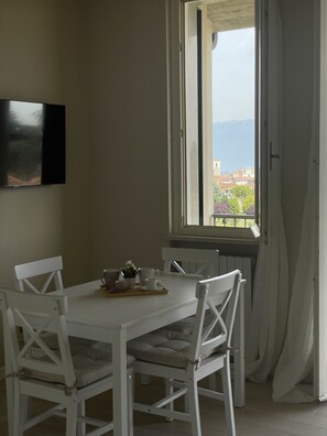 Dining - Lake Garda view apartment, swimming pool, parking space "La Finestra sul Garda" (Polpenazze del Garda)