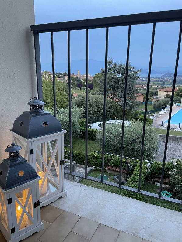 Property grounds - Lake Garda view apartment, swimming pool, parking space "La Finestra sul Garda" (Polpenazze del Garda)