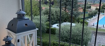Lake Garda view apartment, swimming pool, parking space "La Finestra sul Garda"