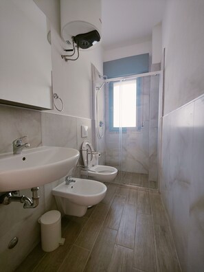 Hårføner, bidé, håndklær og såpe