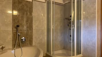 Cottage, 4 Bedrooms, Mountain View, Mountainside | Bathroom | Separate tub and shower, hydromassage showerhead, hair dryer, towels
