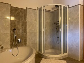 Cottage, 4 phòng ngủ, quang cảnh núi, cạnh núi | Phòng tắm | Bồn tắm và buồng tắm vòi sen riêng, vòi sen thủy lực, máy sấy tóc 