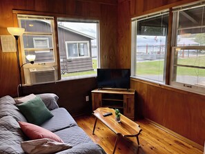 Living area - Ambleside - 2-Bedroom Cottage #10 (Kawartha Lakes)