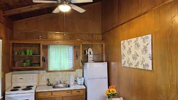 Køleskab, kogeplade, køkkentøj/tallerkener/redskaber