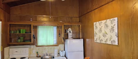 Frigorífic, placa de cuina i utensilis de cuina, vaixella i coberteria