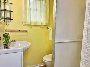 Shower - Ambleside - 2-Bedroom Cottage #10 (Kawartha Lakes)