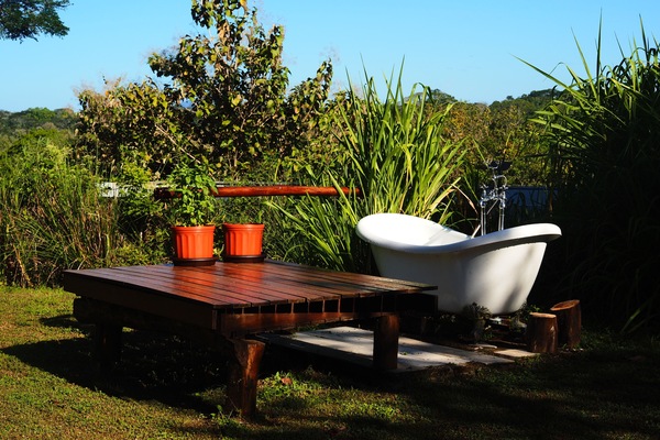 outdoor bathtub for night sky viewing