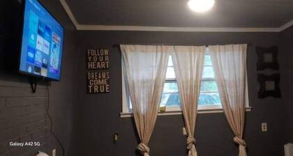 Robin's Nest Private Studio Apt Retreat-