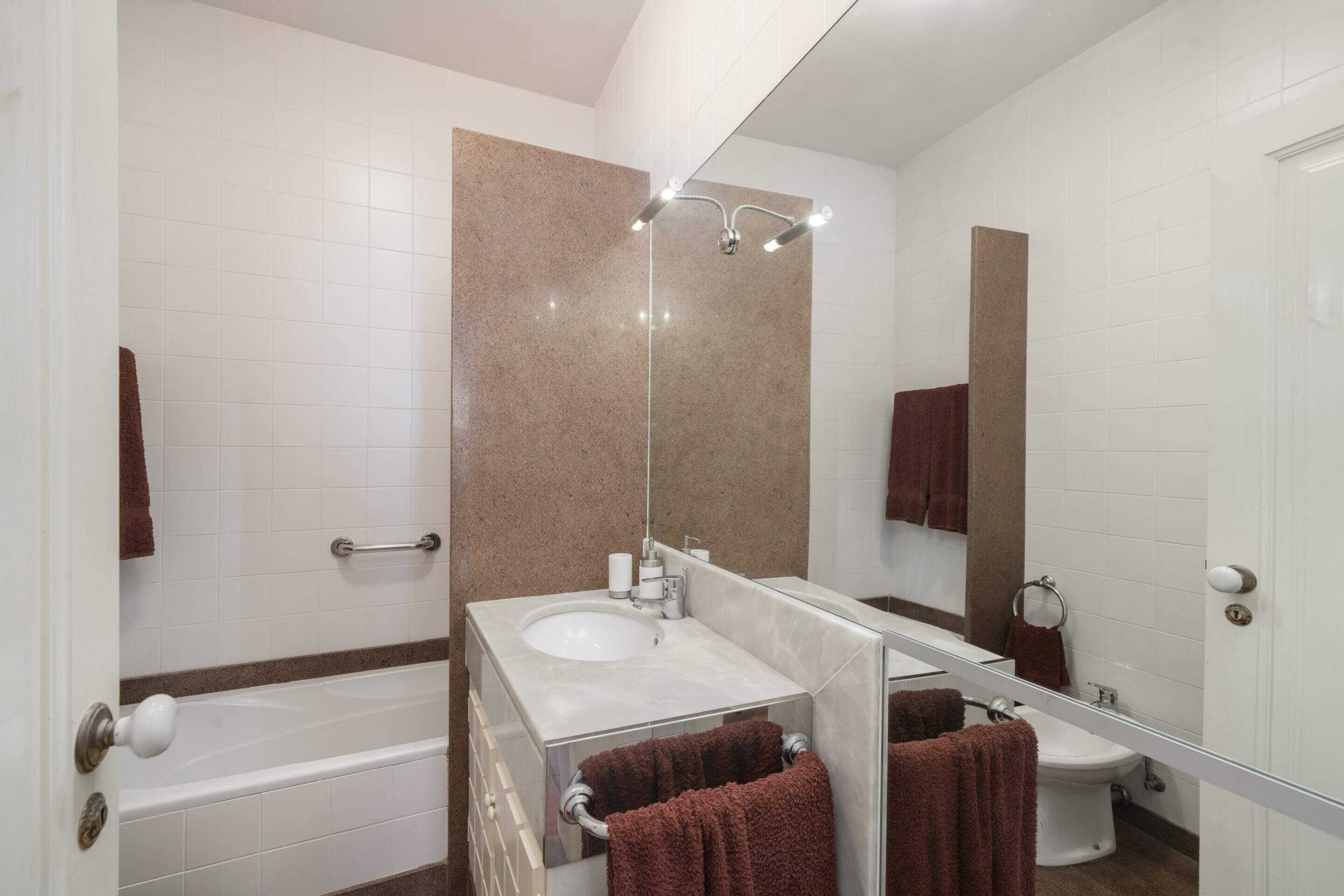 Basic House, Sea View | Bathroom | Bathtub, hair dryer, bidet, towels
