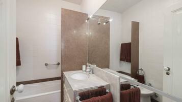 Basic-hus - havudsigt | Badeværelse | Badekar, hårtørrer, bidet, håndklæder