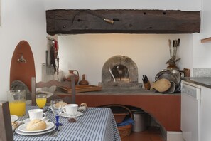 Basic House, Sea View | Private kitchen | Fridge, microwave, oven, stovetop - On the North Coast, by the sea - Casa do Terreiro (São Vicente)