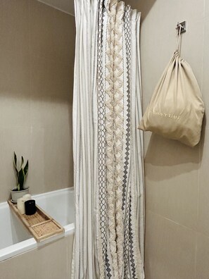 Banheira de hidromassagem, secador de cabelo, toalhas de banho, sabonete
