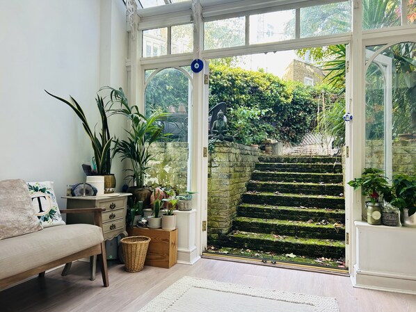 Interior - Kensington Garden Sanctuary - birds, squirrels & unique art!
By Holland Park (London)