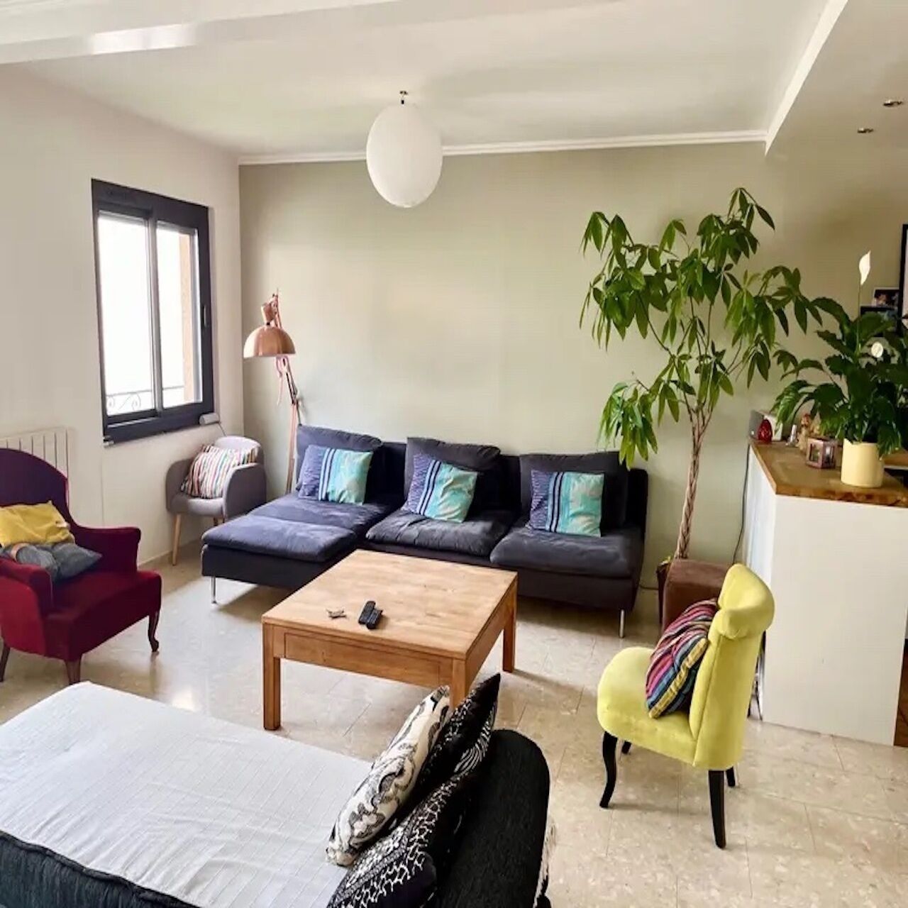 TV connectée, lecteur de DVD, baby-foot, livres