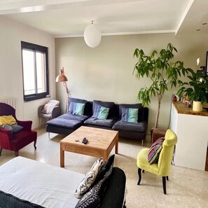 تلفزيون ذكي، مشغل دي في دي، كرة قدم الطاولة، كُتُب