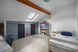4 chambres, bureau, fer et planche à repasser, lit parapluie