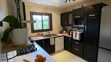 Een koelkast, een microgolfoven, een oven, een kookplaat