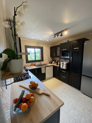 ثلاجة، ميكروويف، فرن، موقد طهي مسطح