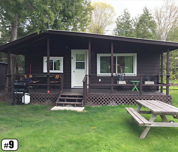 Outdoor dining - 2-Bedroom Cottage #9 - Ambleside (Kawartha Lakes)