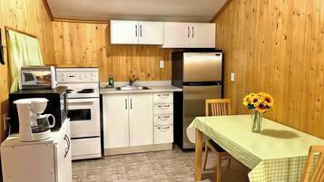 Réfrigérateur, surface de cuisson, vaisselle et ustensiles