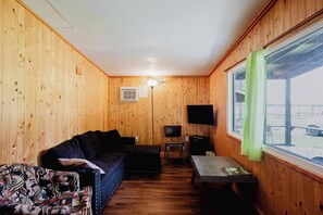 Living area - 2-Bedroom Cottage #9 - Ambleside (Kawartha Lakes)