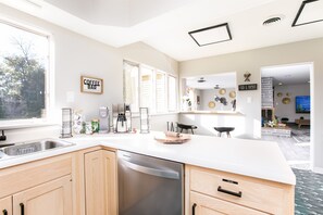 雪櫃、微波爐、焗爐、爐具