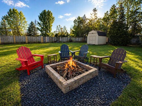 Spring Special! Perfect Group Stay: 11 Beds, Easy Parking, Huge Yard for Play