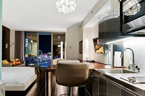 Desk, iron/ironing board, travel crib, WiFi - Palms Place Hotel StripView (Las Vegas)