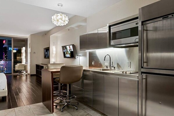 Fridge, microwave, oven, dishwasher - Palms Place Hotel StripView (Las Vegas)