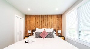 2 bedrooms, desk, iron/ironing board, travel crib - Park Life Retreat - King Bed - Pet Friendly - Clean! (Edmonton)